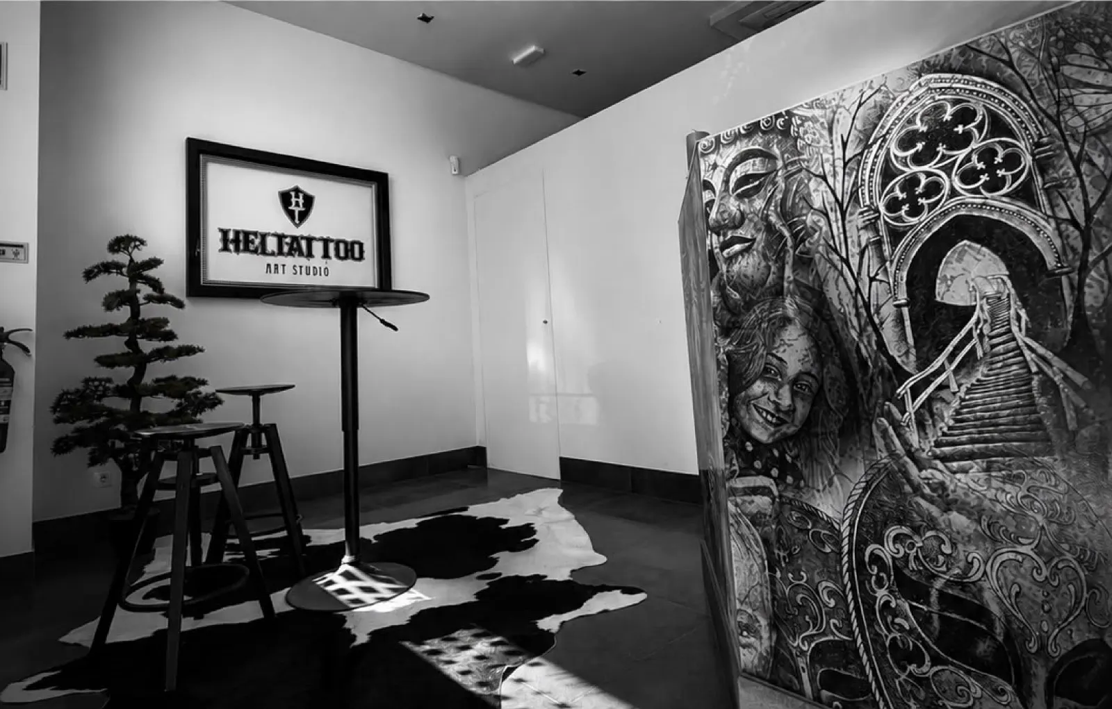 Processo de tatuagem em estúdio Heltattoo — detalhe da máquina e técnica do artista